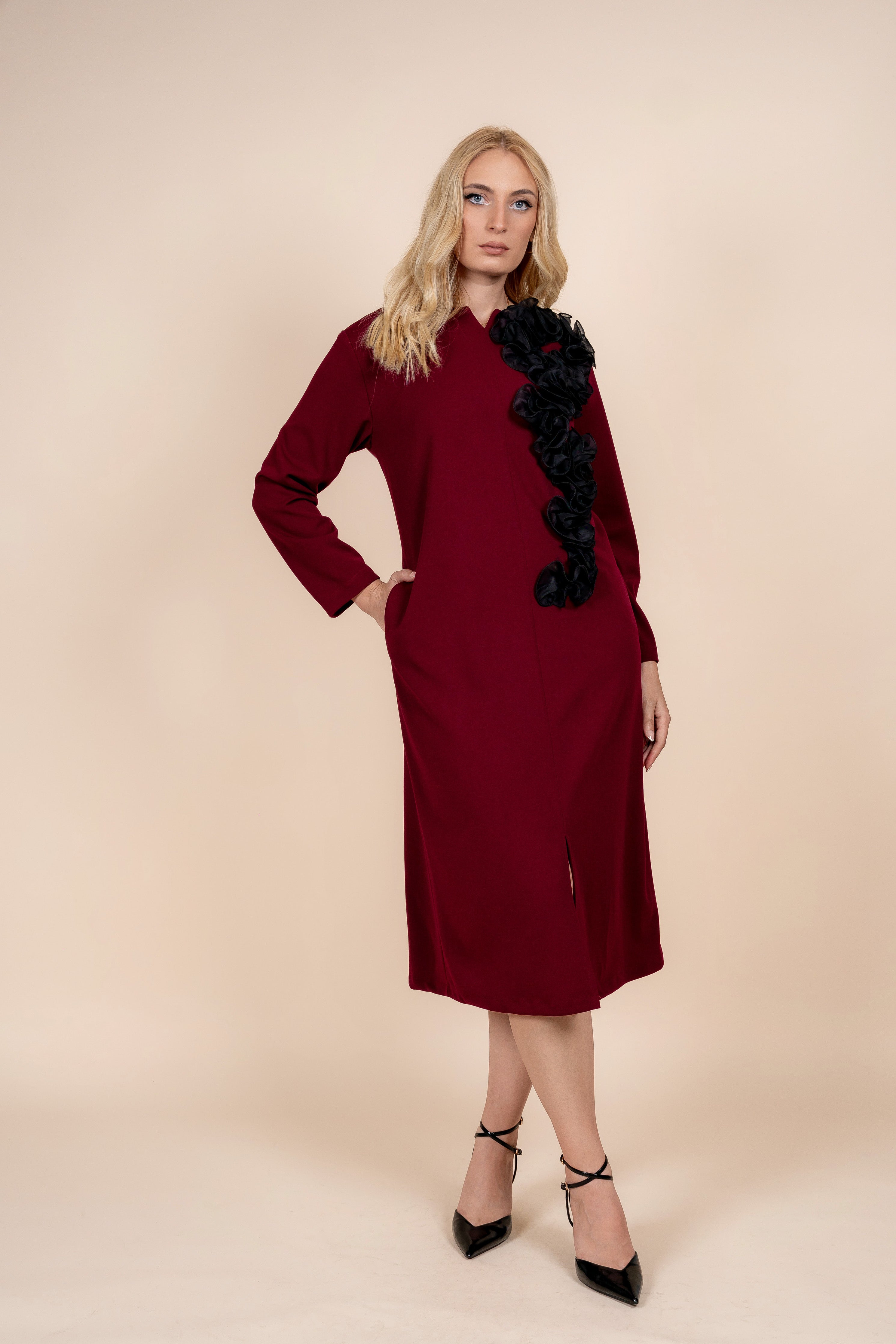 Aria – elegantna bordo haljina sa stilskim naglaskom