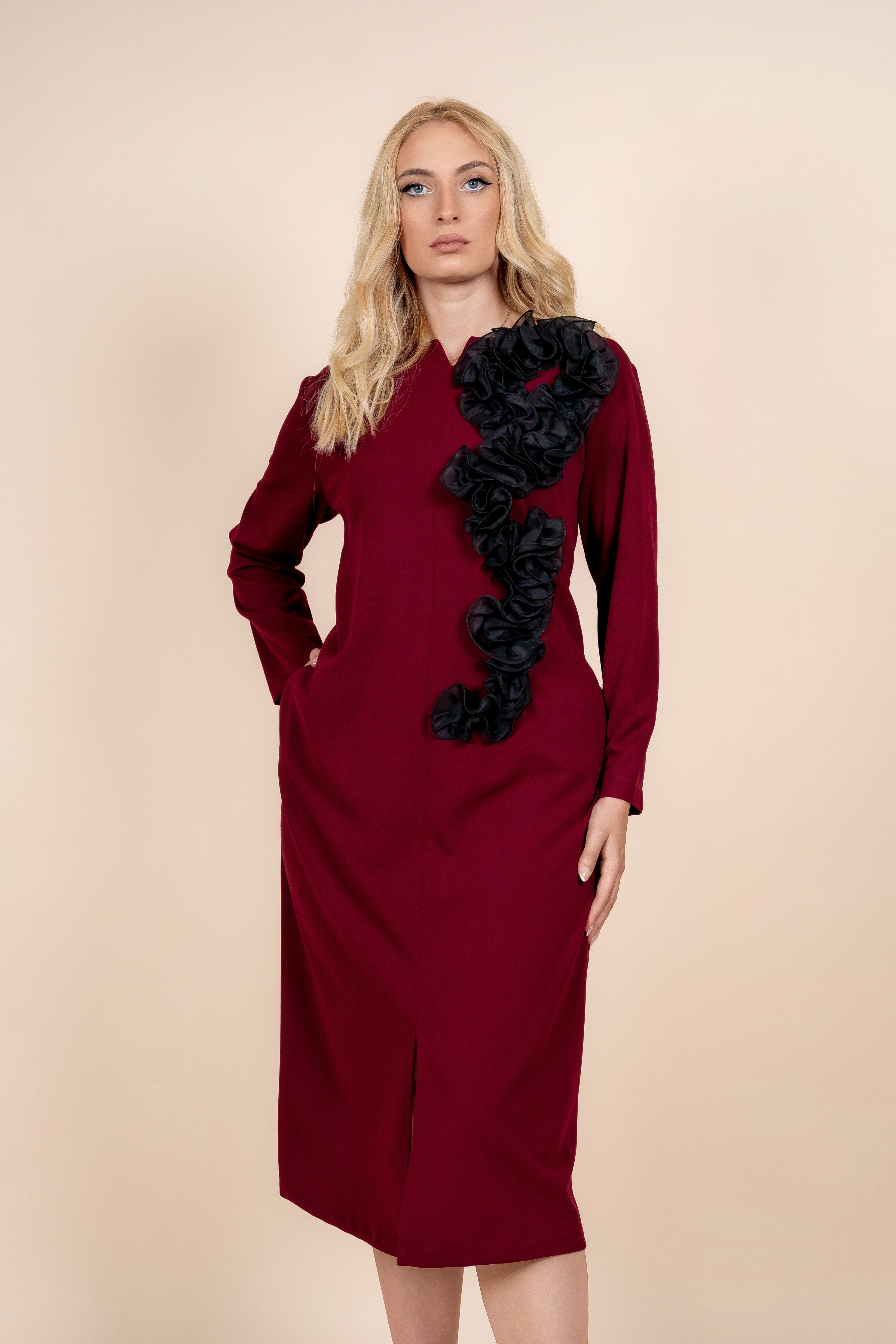Aria – elegantna bordo haljina sa stilskim naglaskom