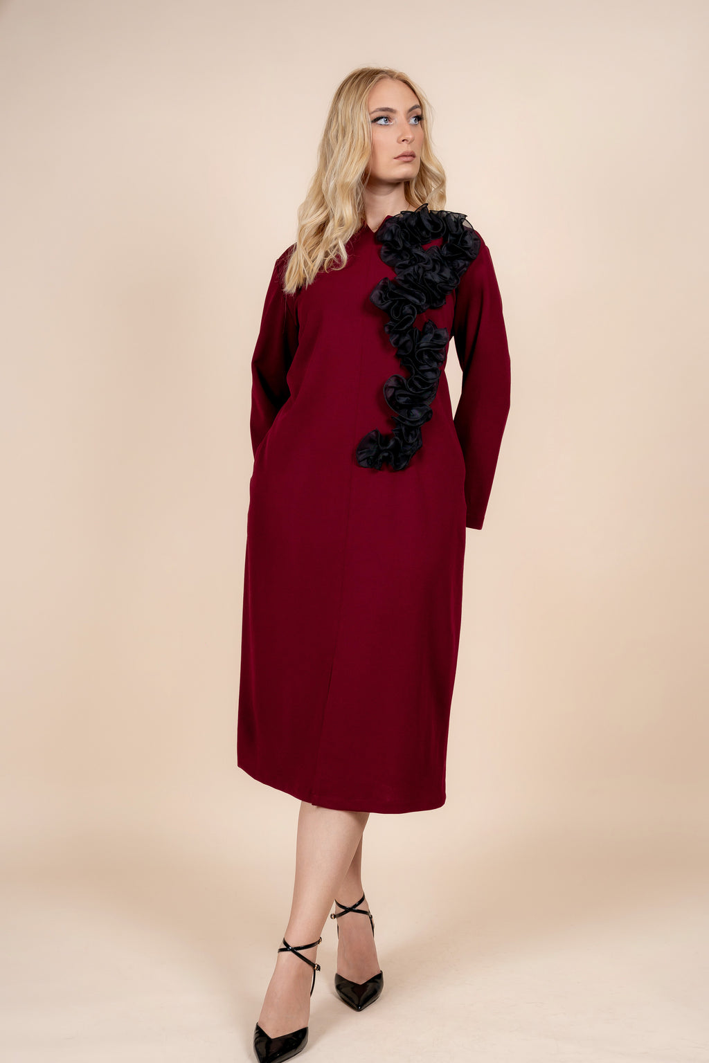 Aria – elegantna bordo haljina sa stilskim naglaskom