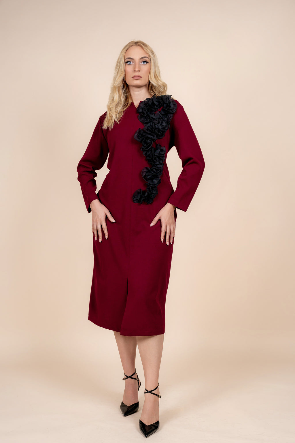 Aria – elegantna bordo haljina sa stilskim naglaskom