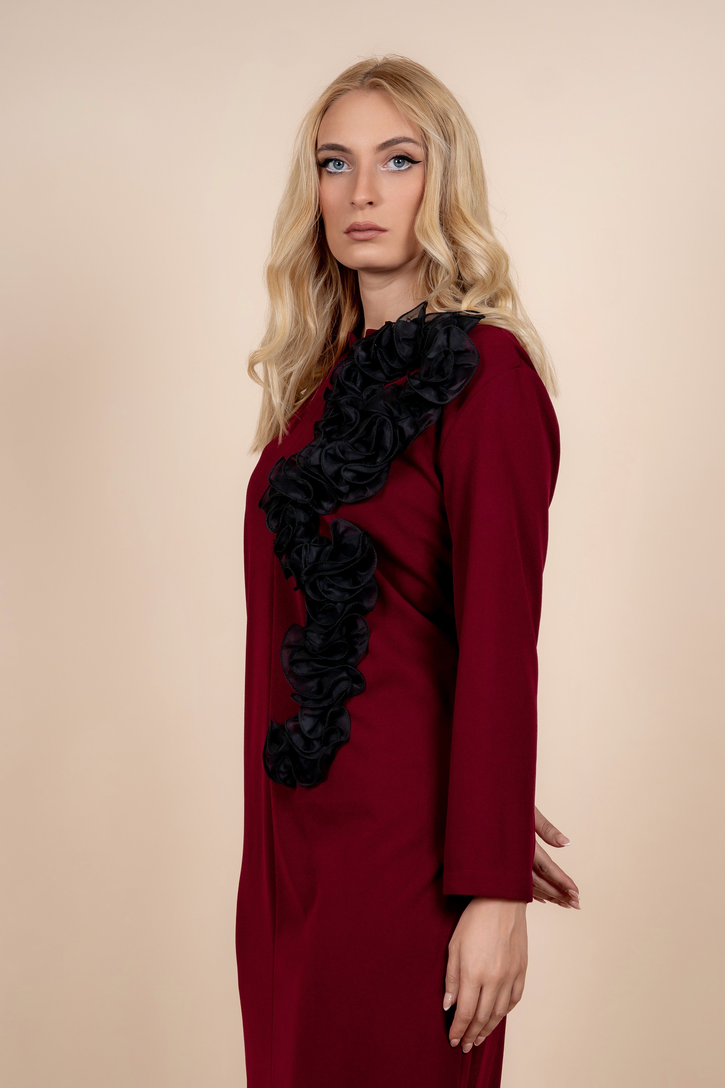 Aria – elegantna bordo haljina sa stilskim naglaskom