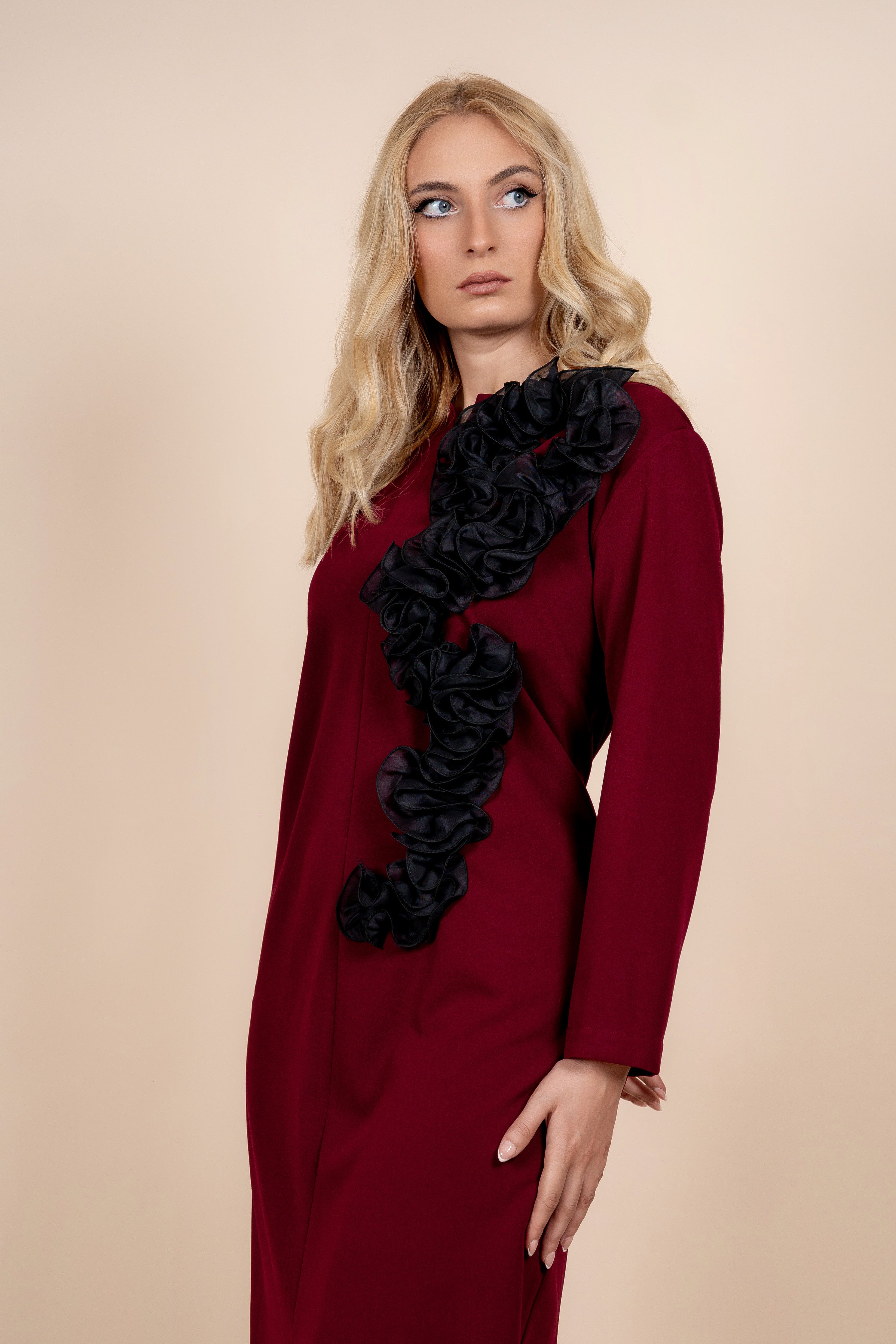 Aria – elegantna bordo haljina sa stilskim naglaskom