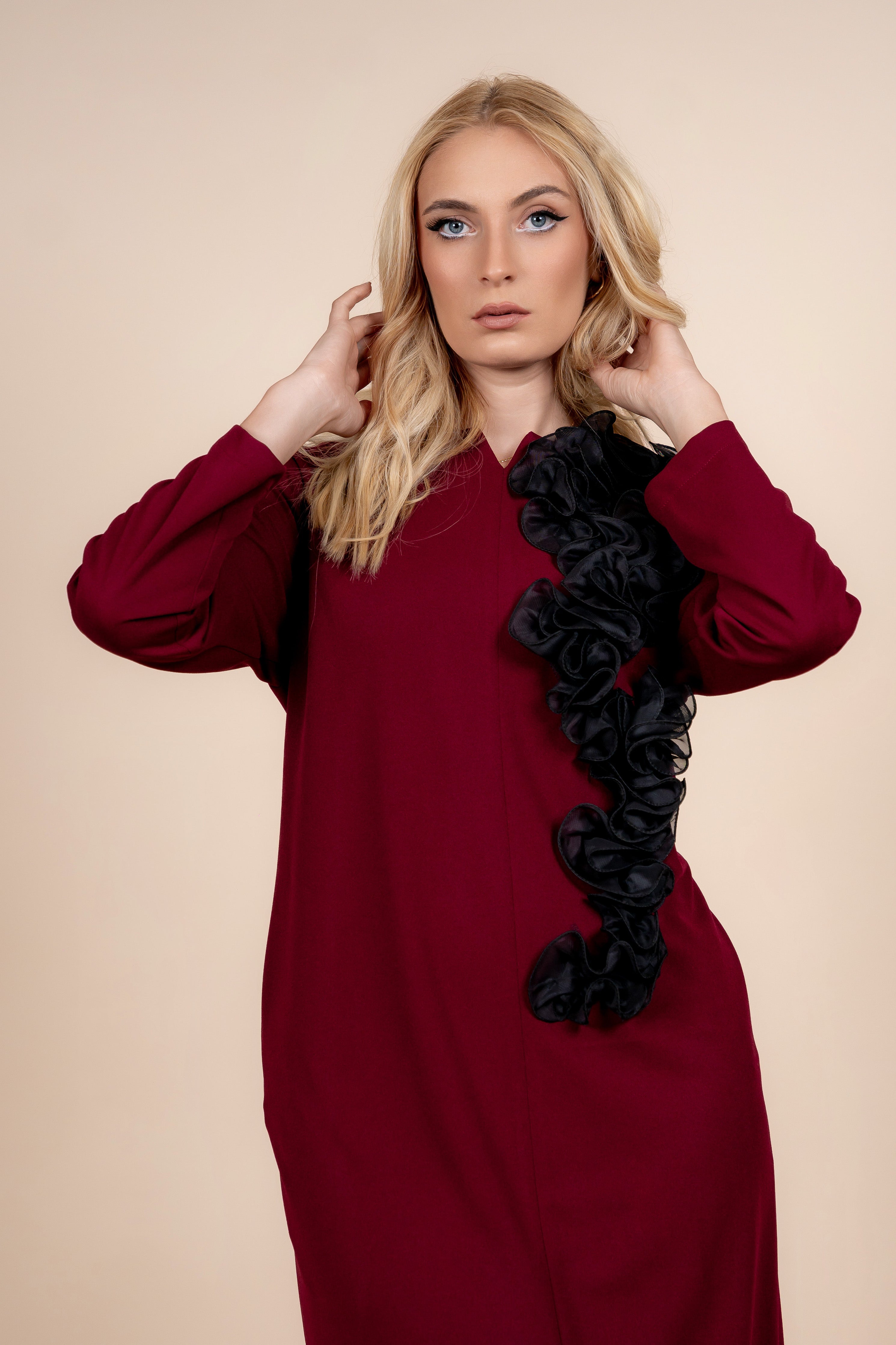 Aria – elegantna bordo haljina sa stilskim naglaskom