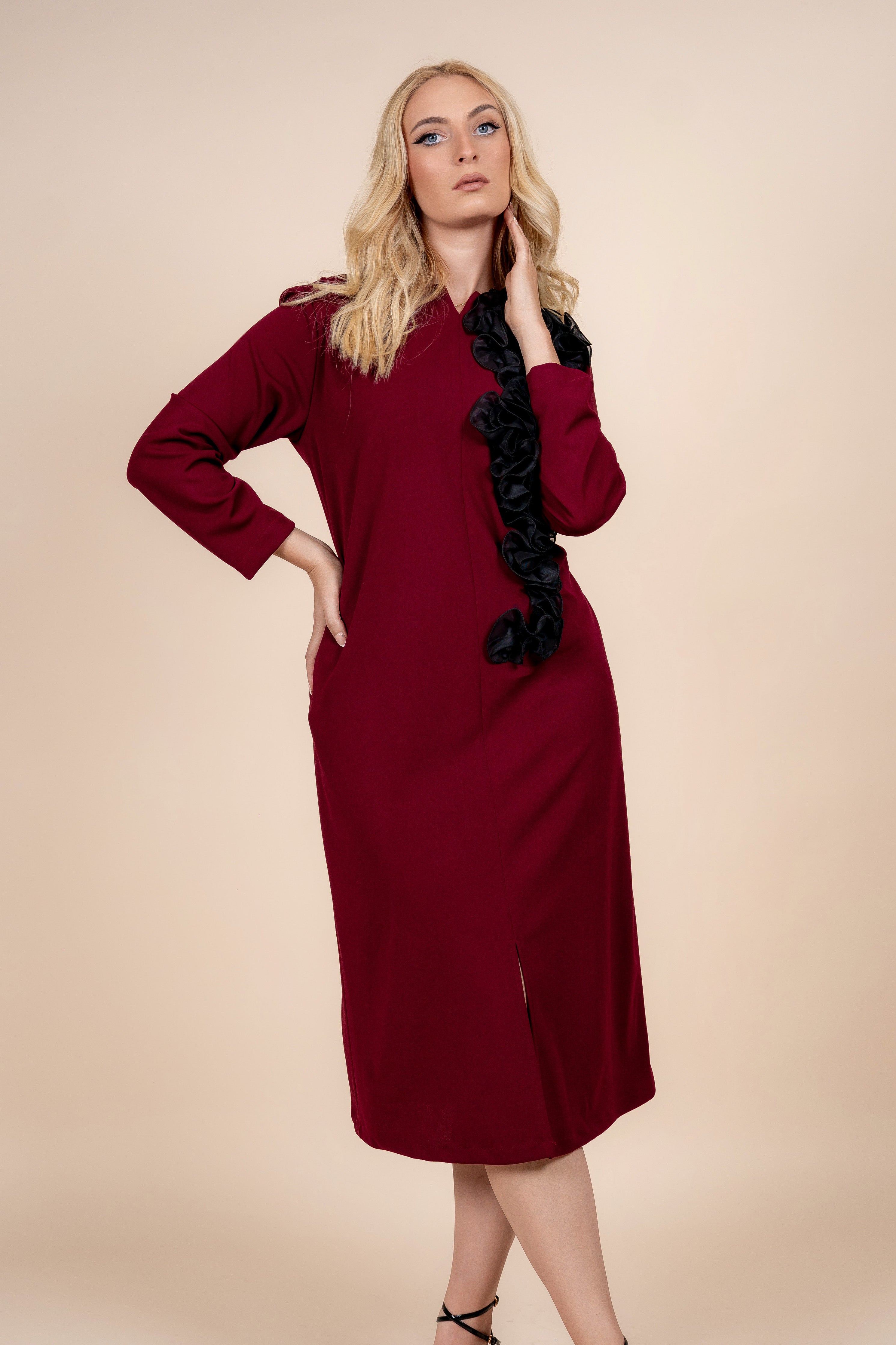 Aria – elegantna bordo haljina sa stilskim naglaskom