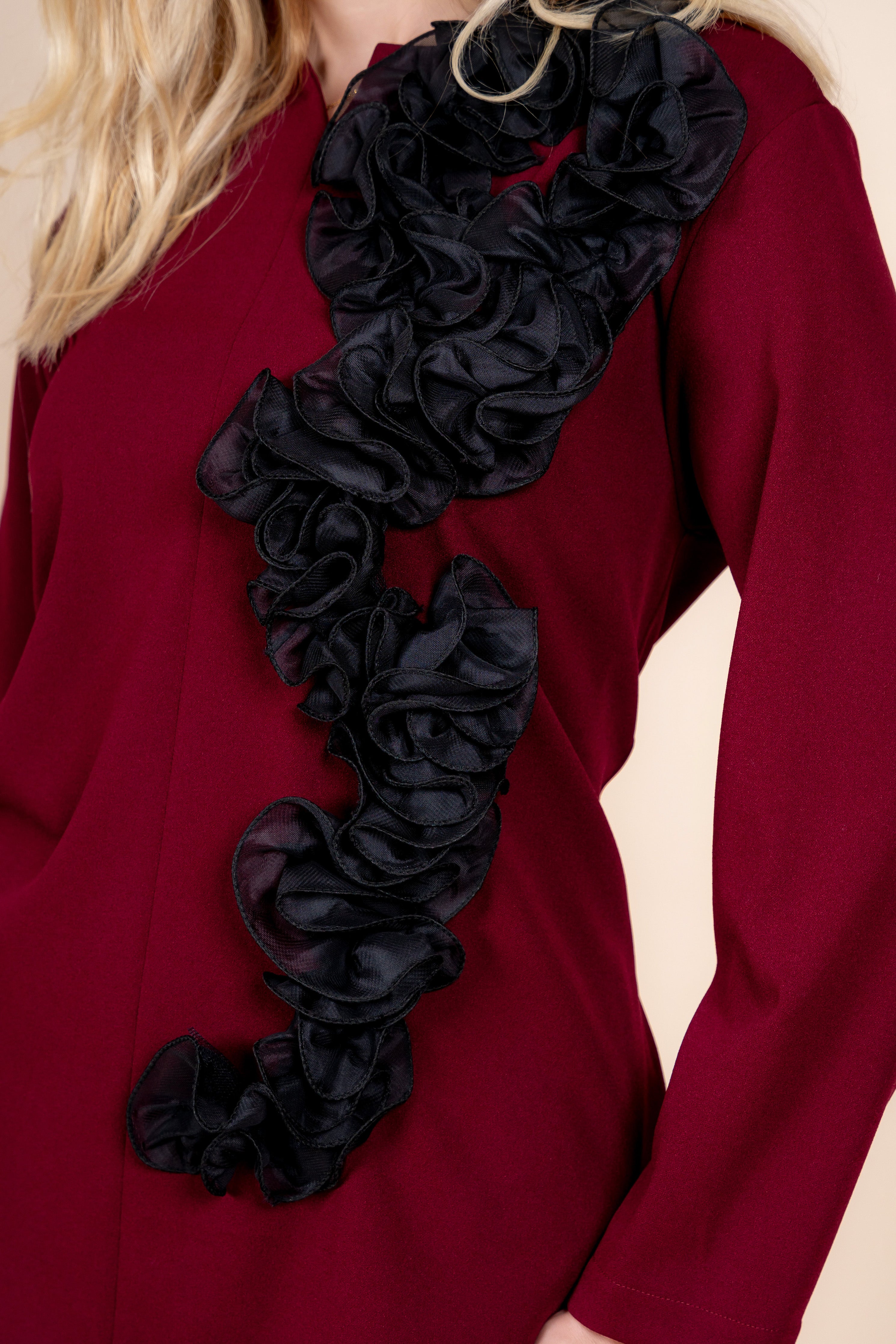 Aria – elegantna bordo haljina sa stilskim naglaskom