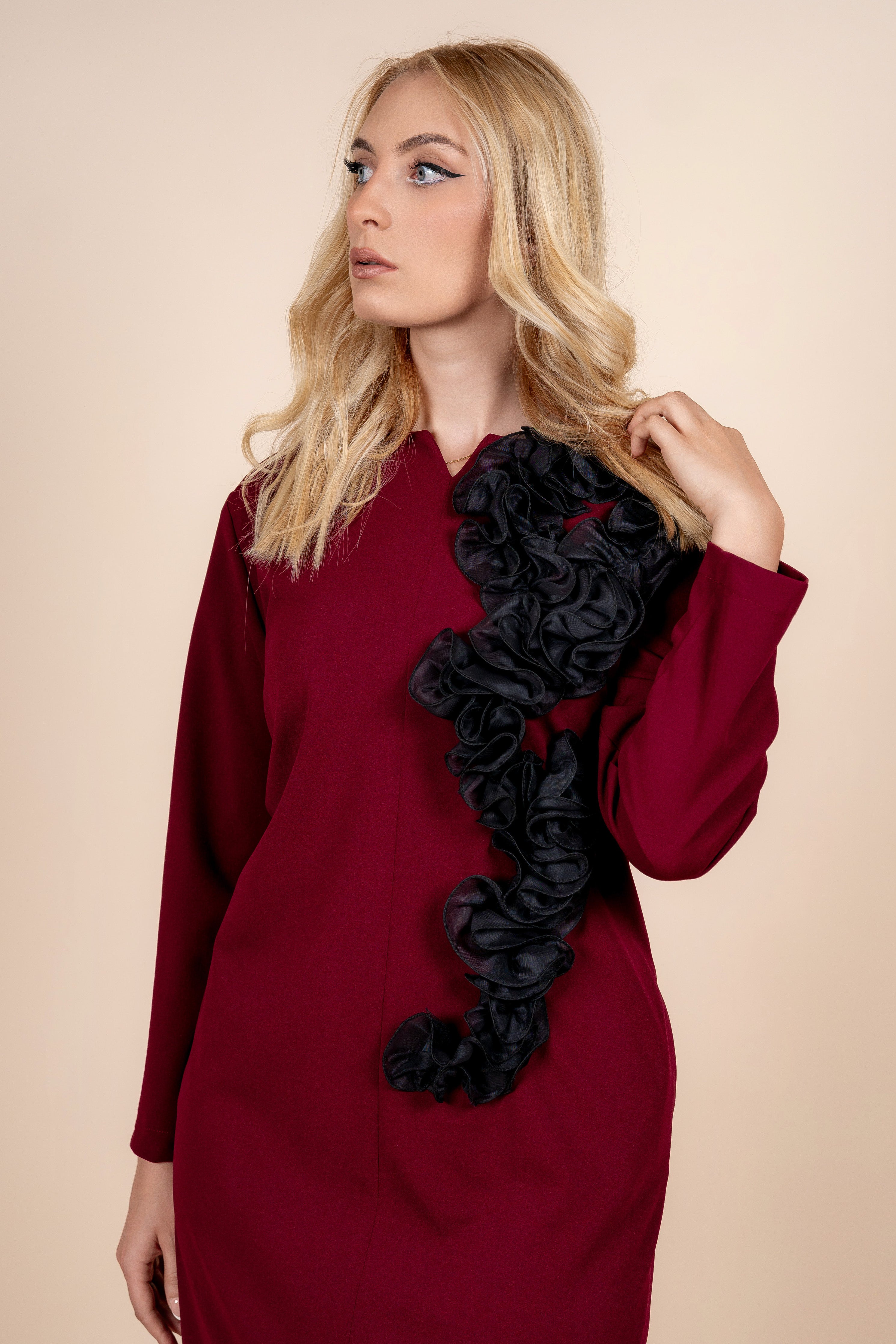 Aria – elegantna bordo haljina sa stilskim naglaskom