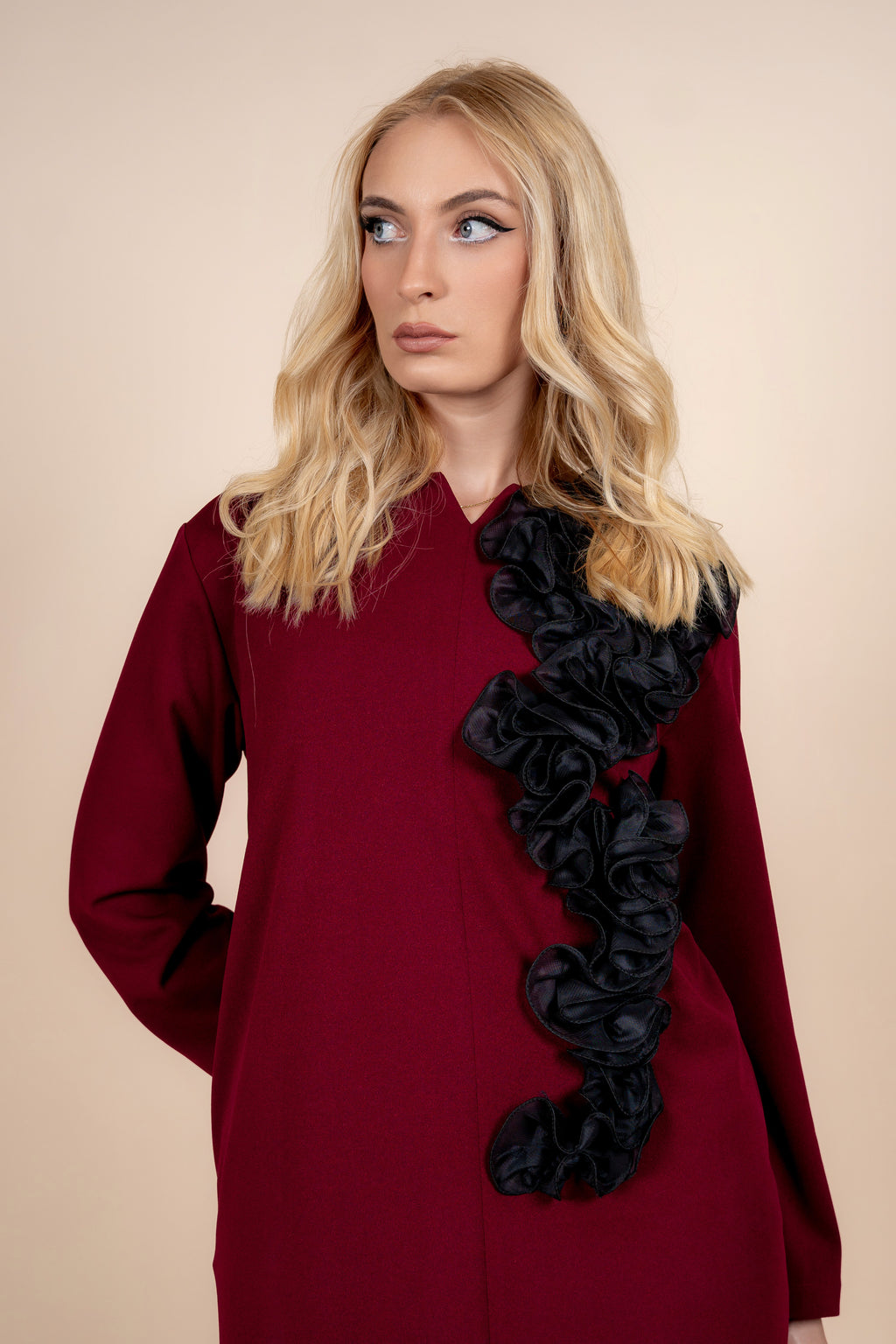 Aria – elegantna bordo haljina sa stilskim naglaskom