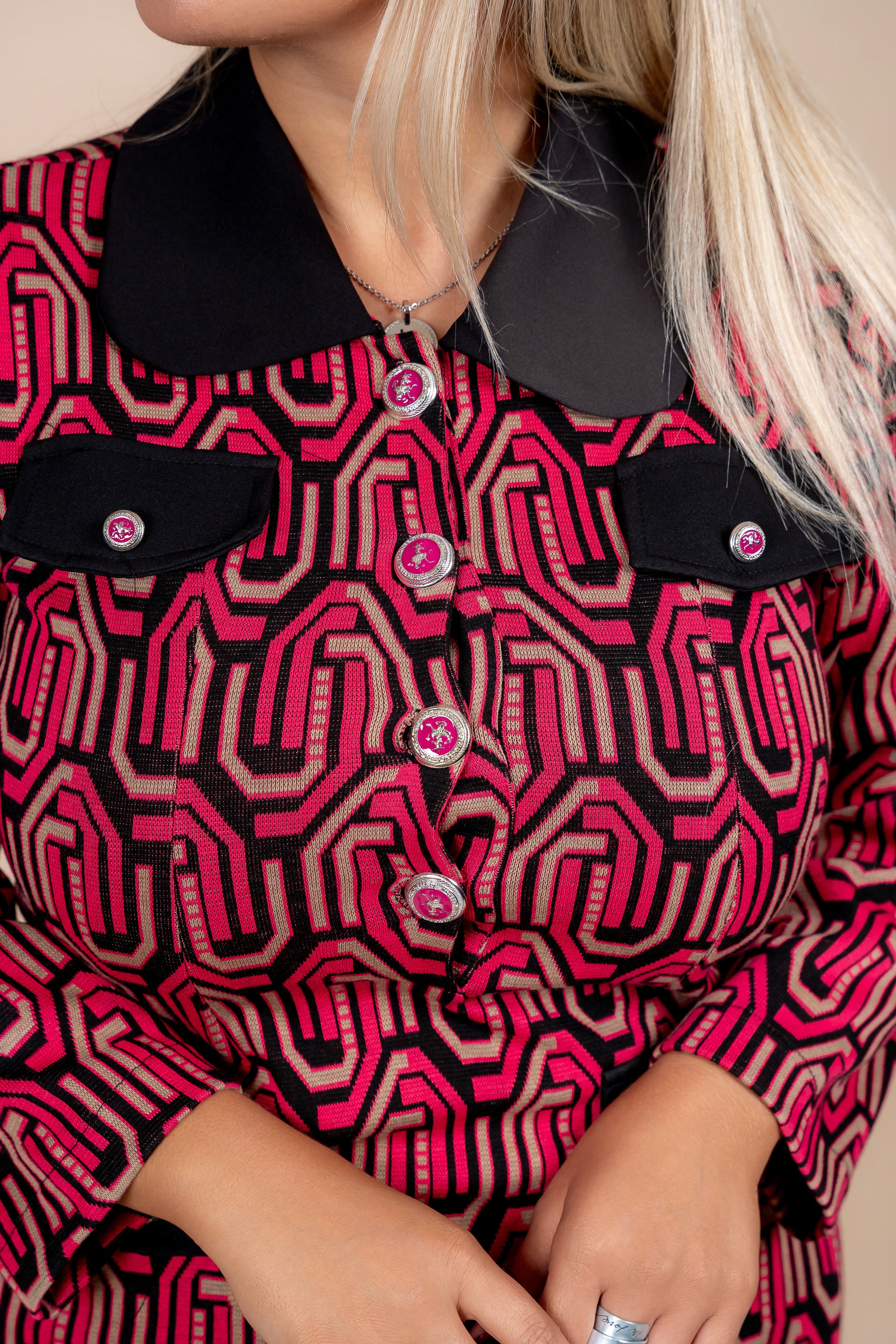 Oriana – chic roza haljina s ukrasnom kragnom i dugmadima