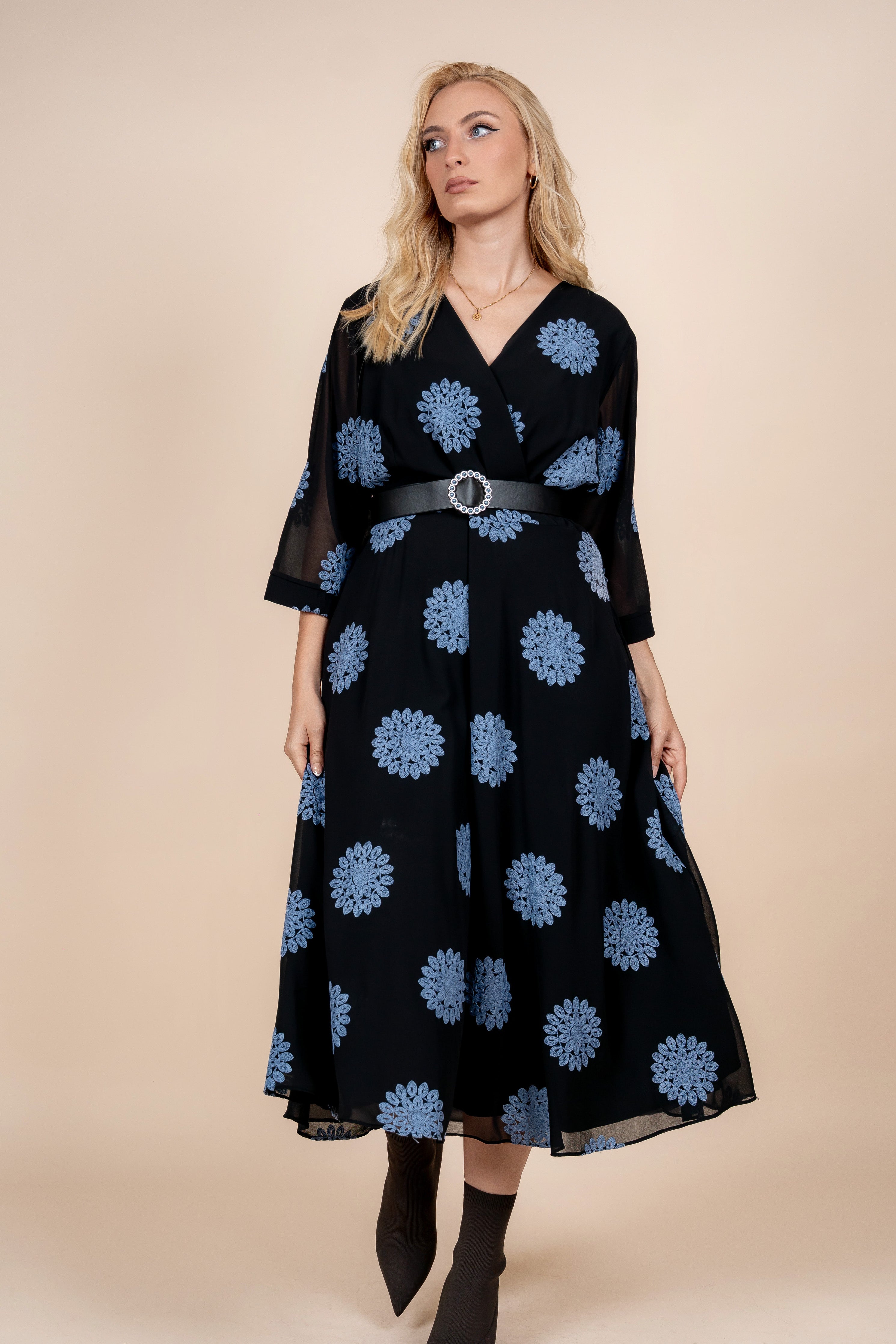 Nerina - elegantna haljina sa plavim izvezenim detaljima