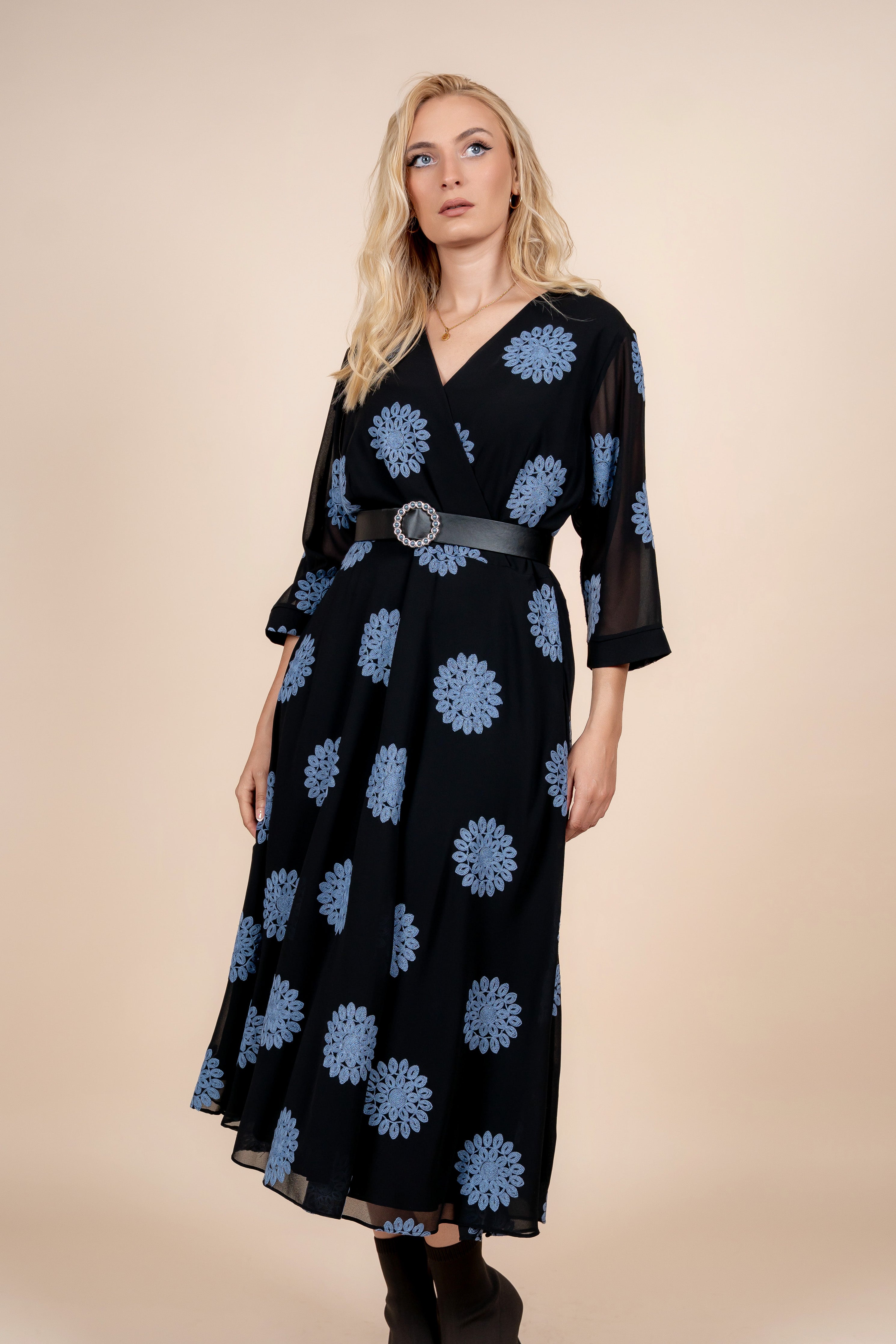 Nerina - elegantna haljina sa plavim izvezenim detaljima