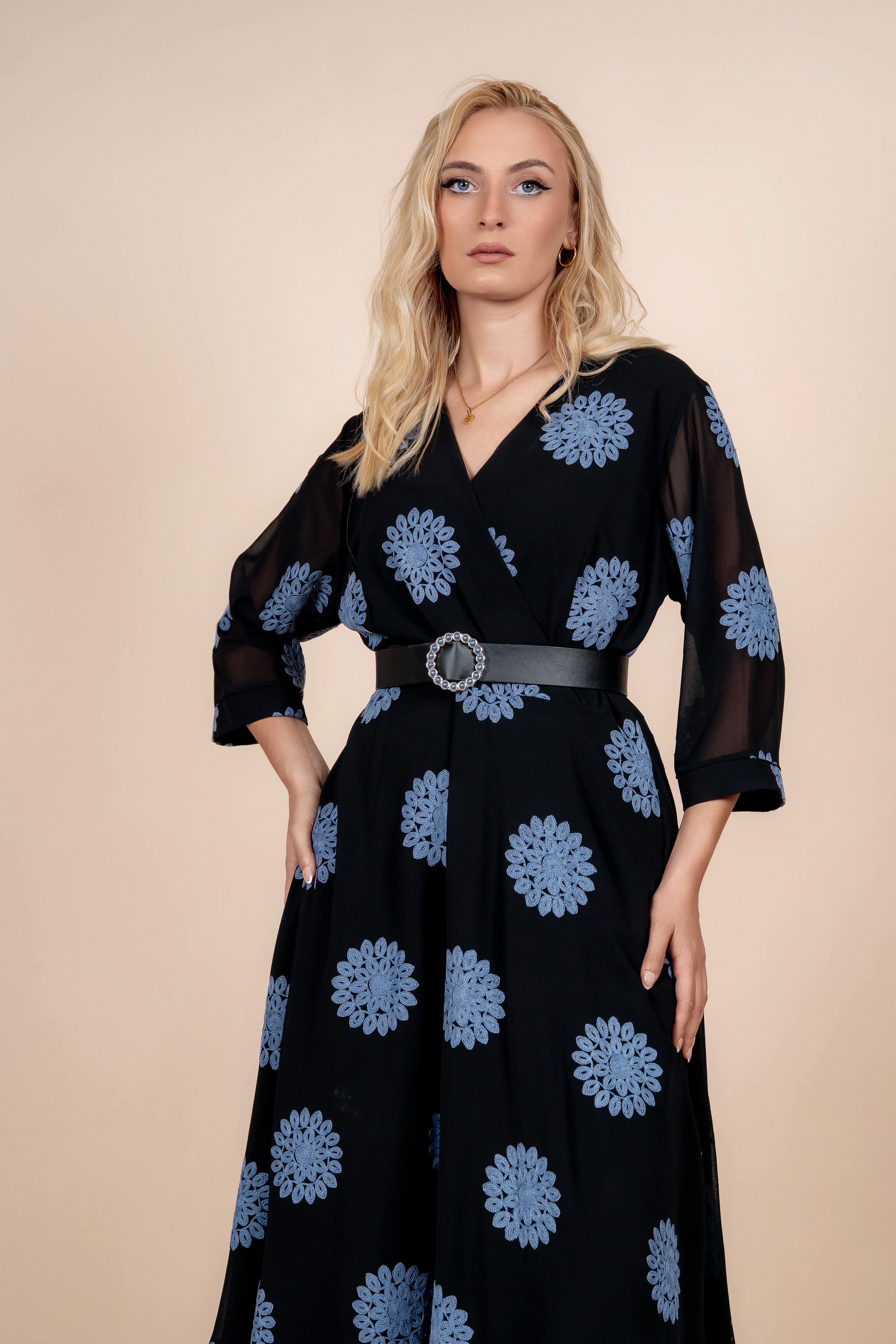 Nerina - elegantna haljina sa plavim izvezenim detaljima