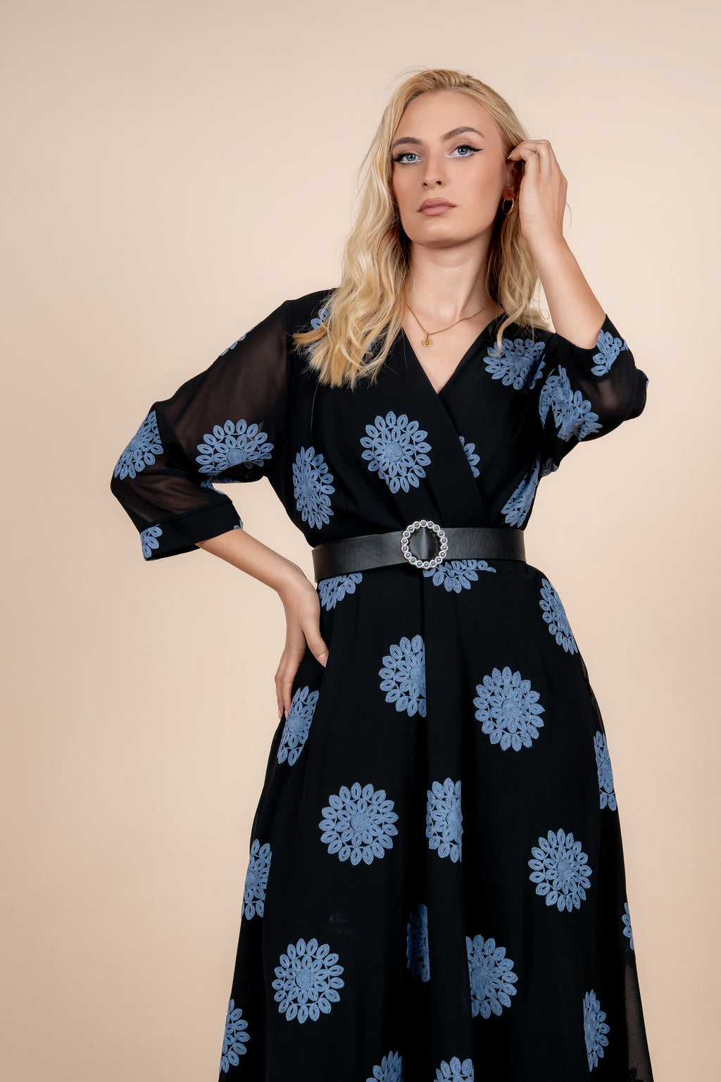 Nerina - elegantna haljina sa plavim izvezenim detaljima