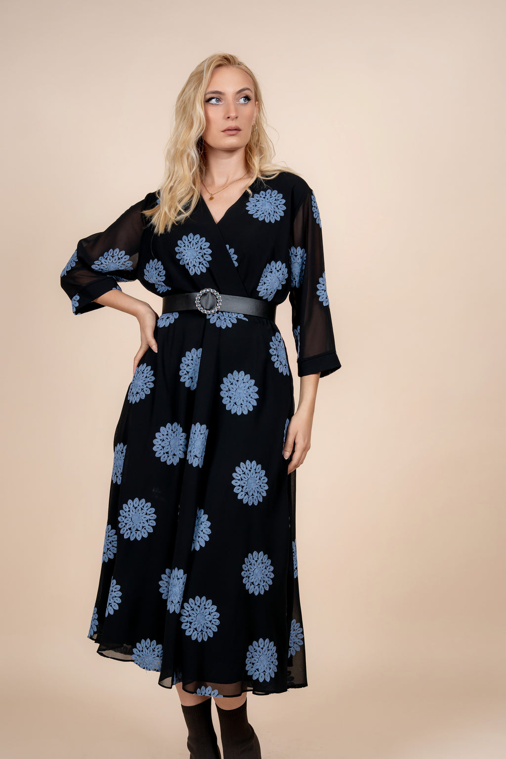Nerina - elegantna haljina sa plavim izvezenim detaljima