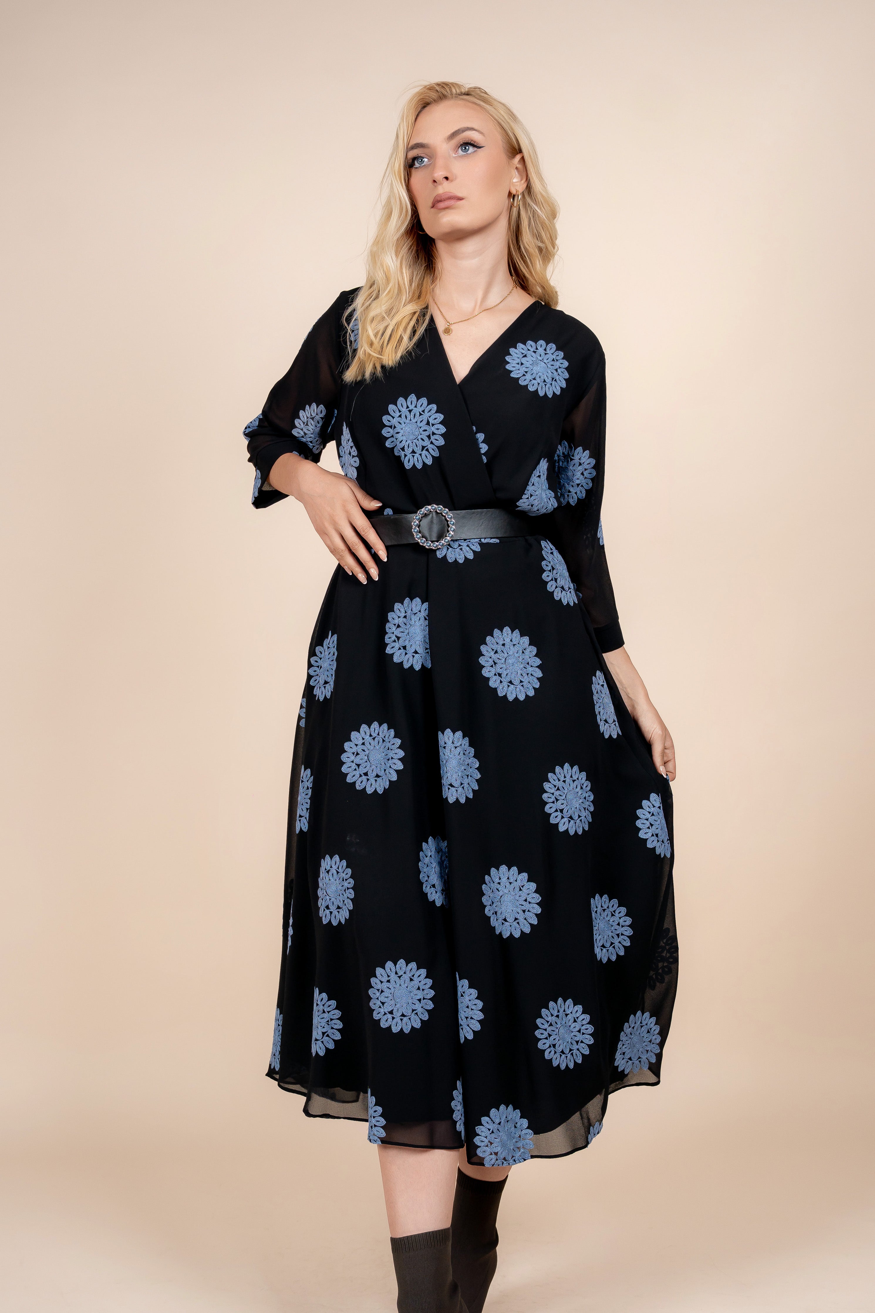Nerina - elegantna haljina sa plavim izvezenim detaljima
