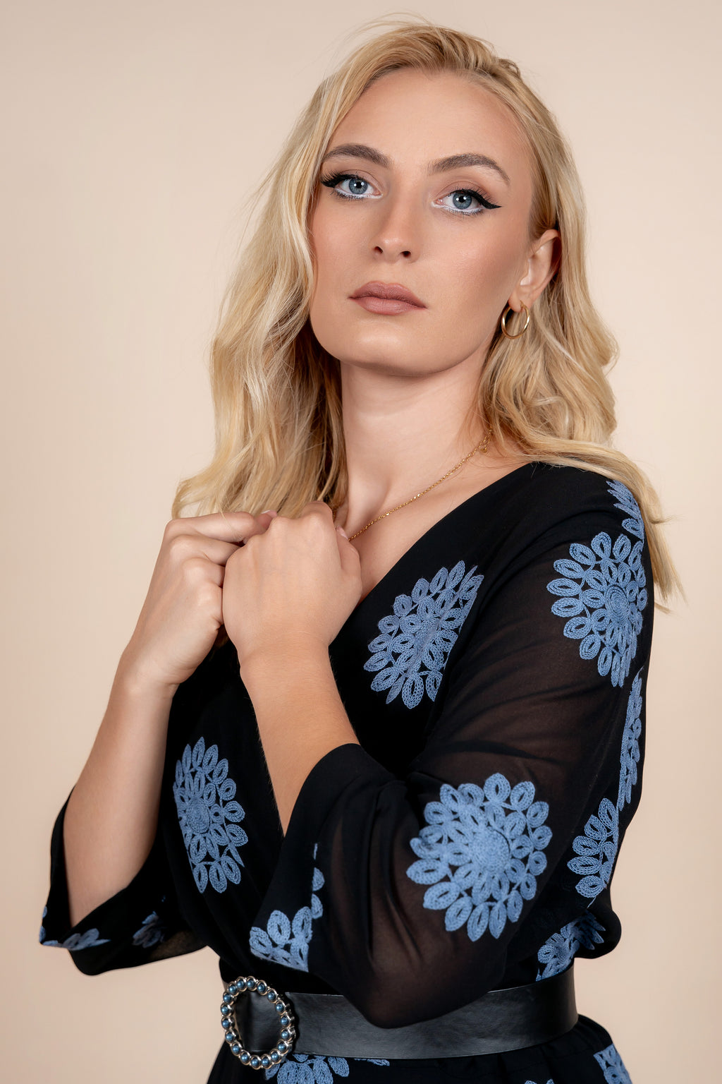 Nerina - elegantna haljina sa plavim izvezenim detaljima