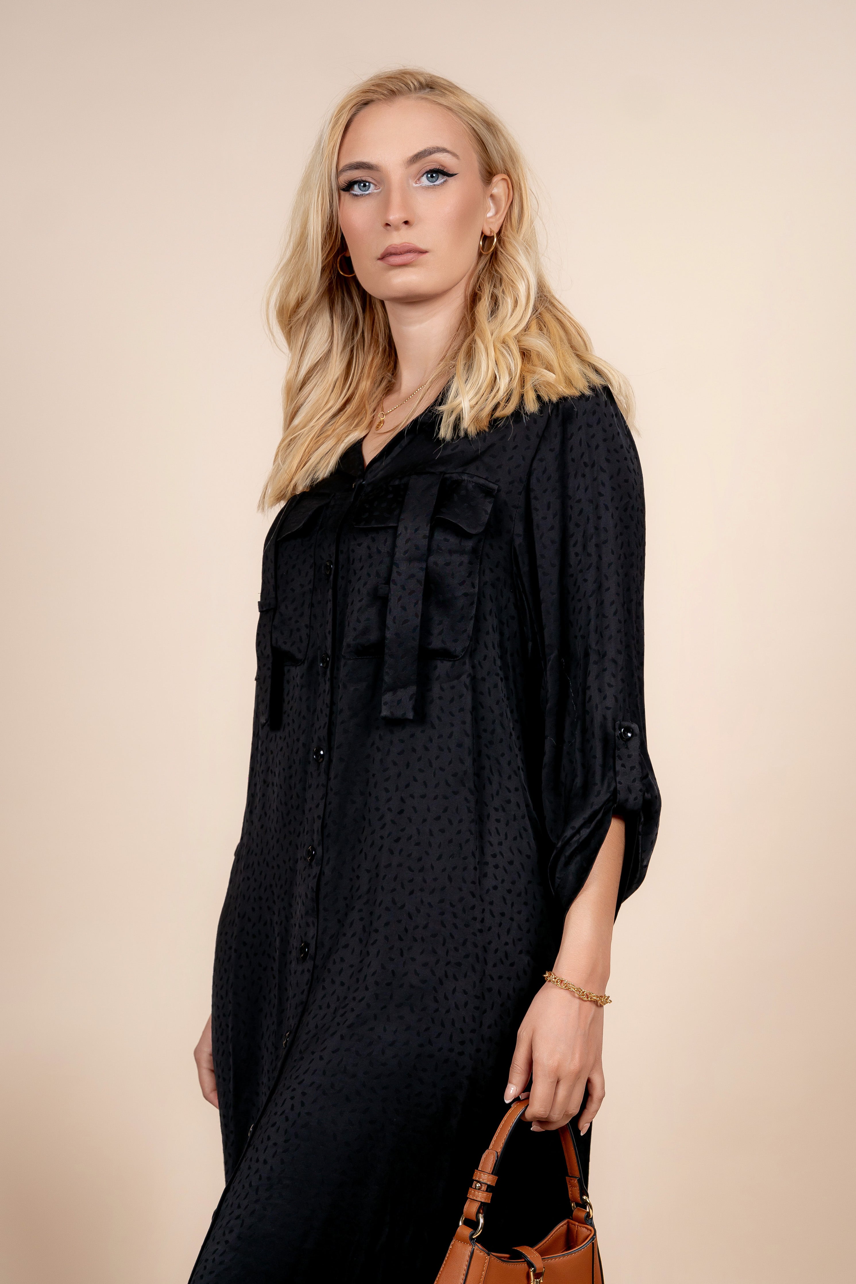 Leona – elegantna satenska haljina košulja kroja za svaki dan