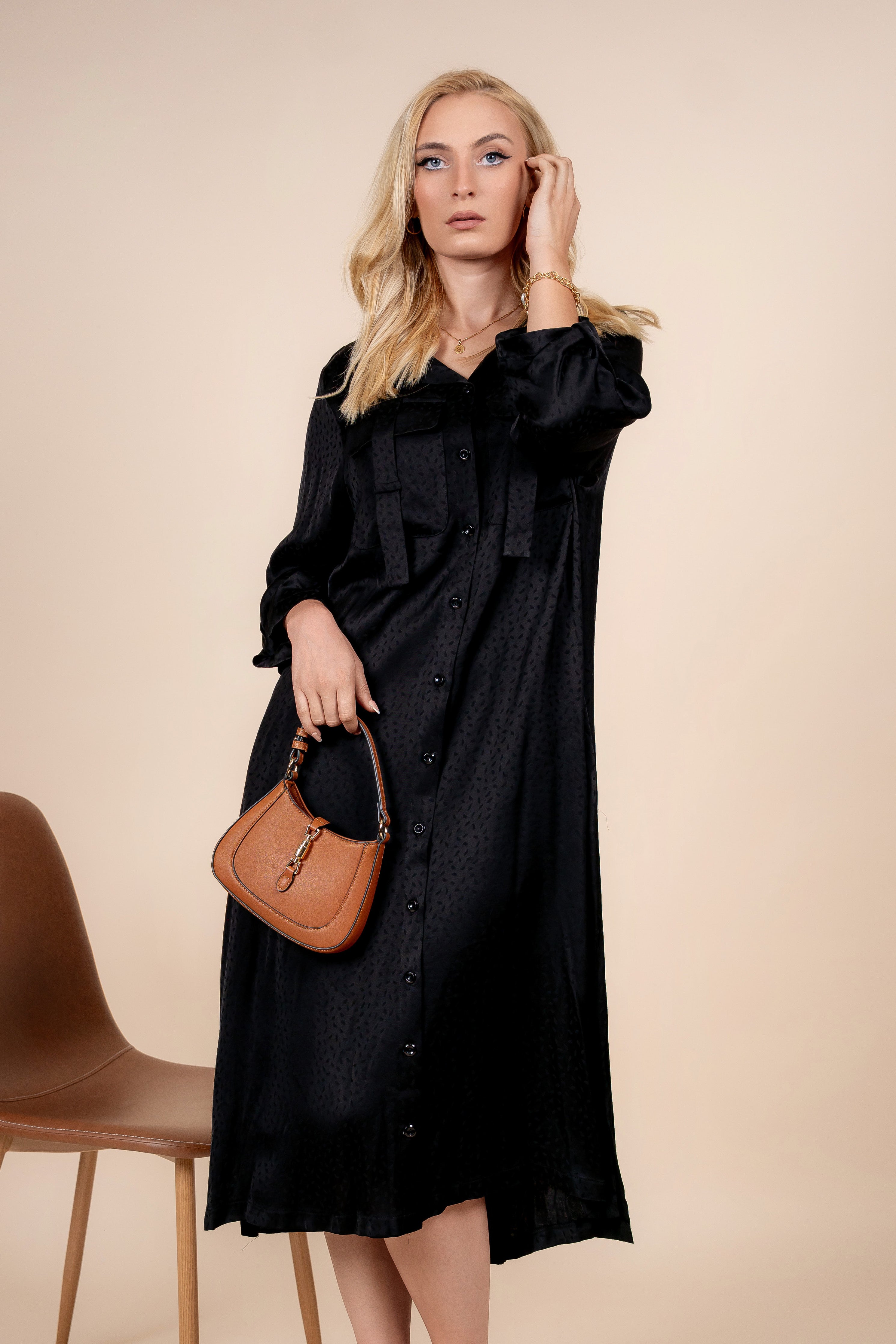 Leona – elegantna satenska haljina košulja kroja za svaki dan