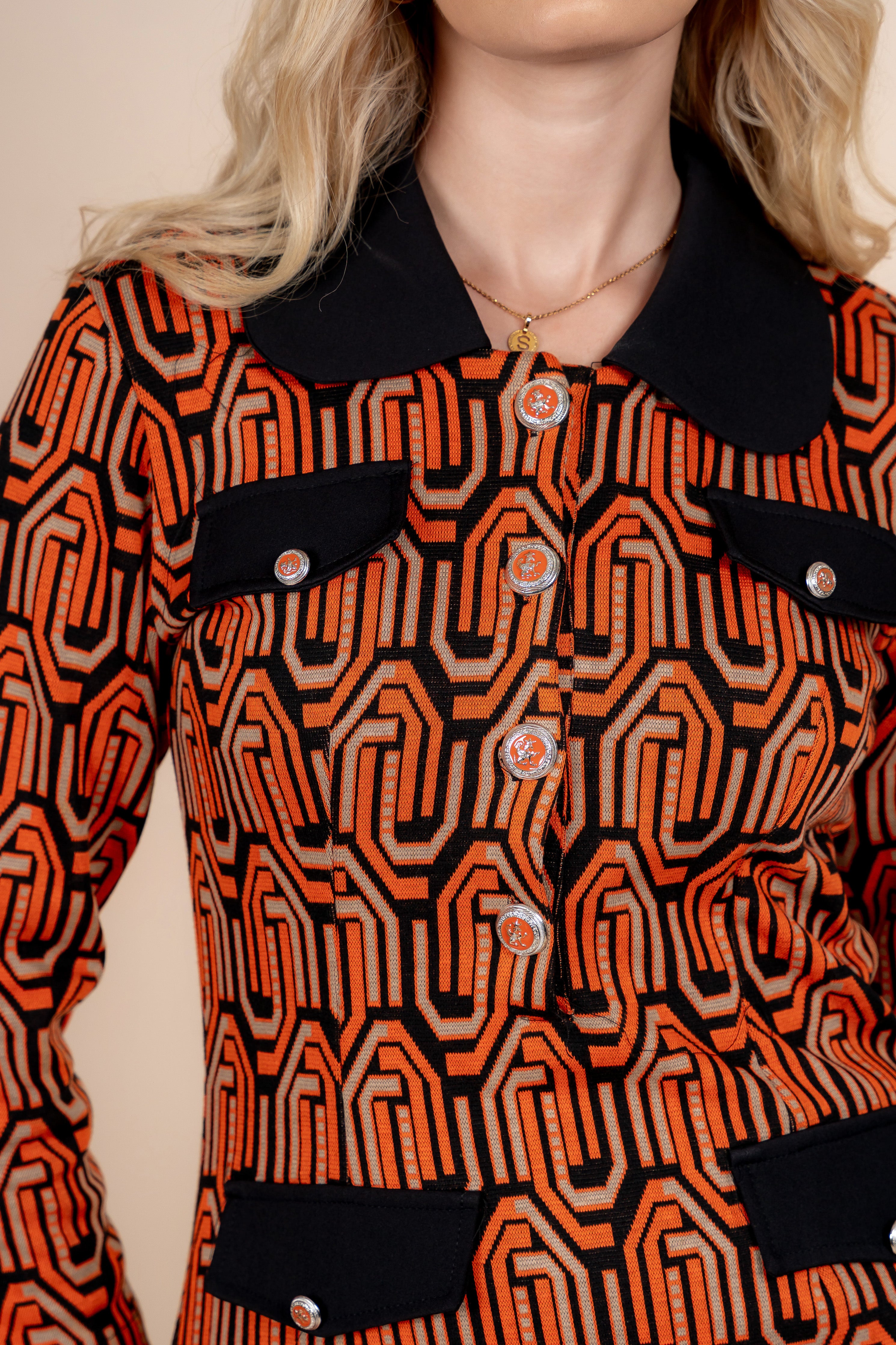 Oriana – chic narančasta haljina s ukrasnom kragnom i dugmadima