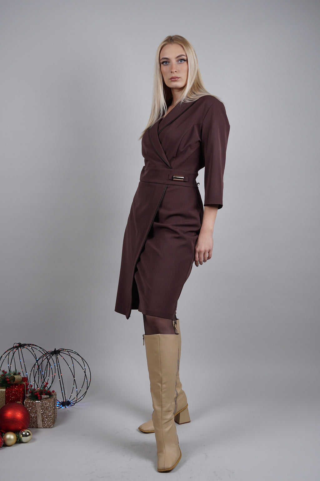 Haljina “Mocha Elegance” – sofisticirana espresso nijansa za svaki svečani trenutak