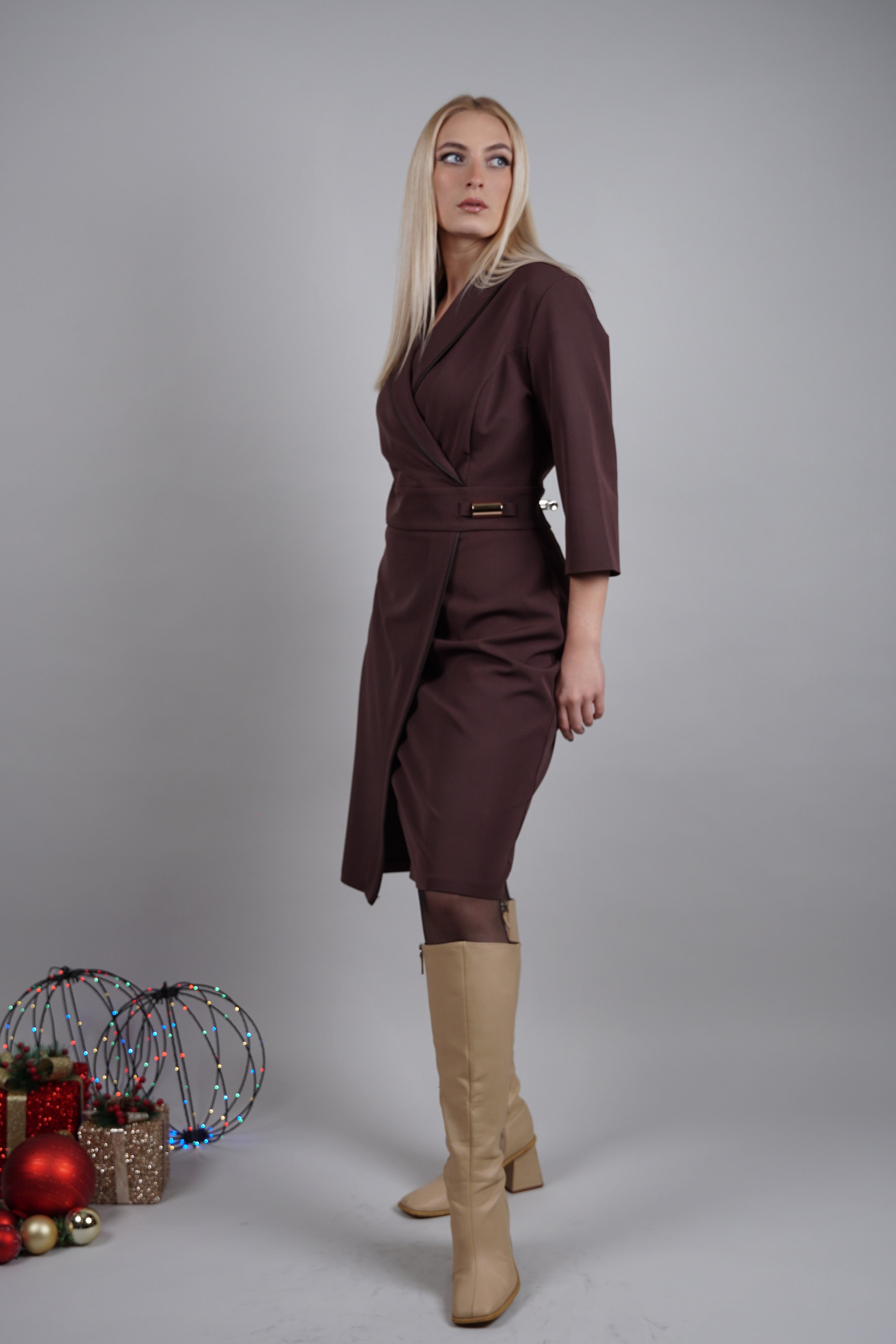 Haljina “Mocha Elegance” – sofisticirana espresso nijansa za svaki svečani trenutak