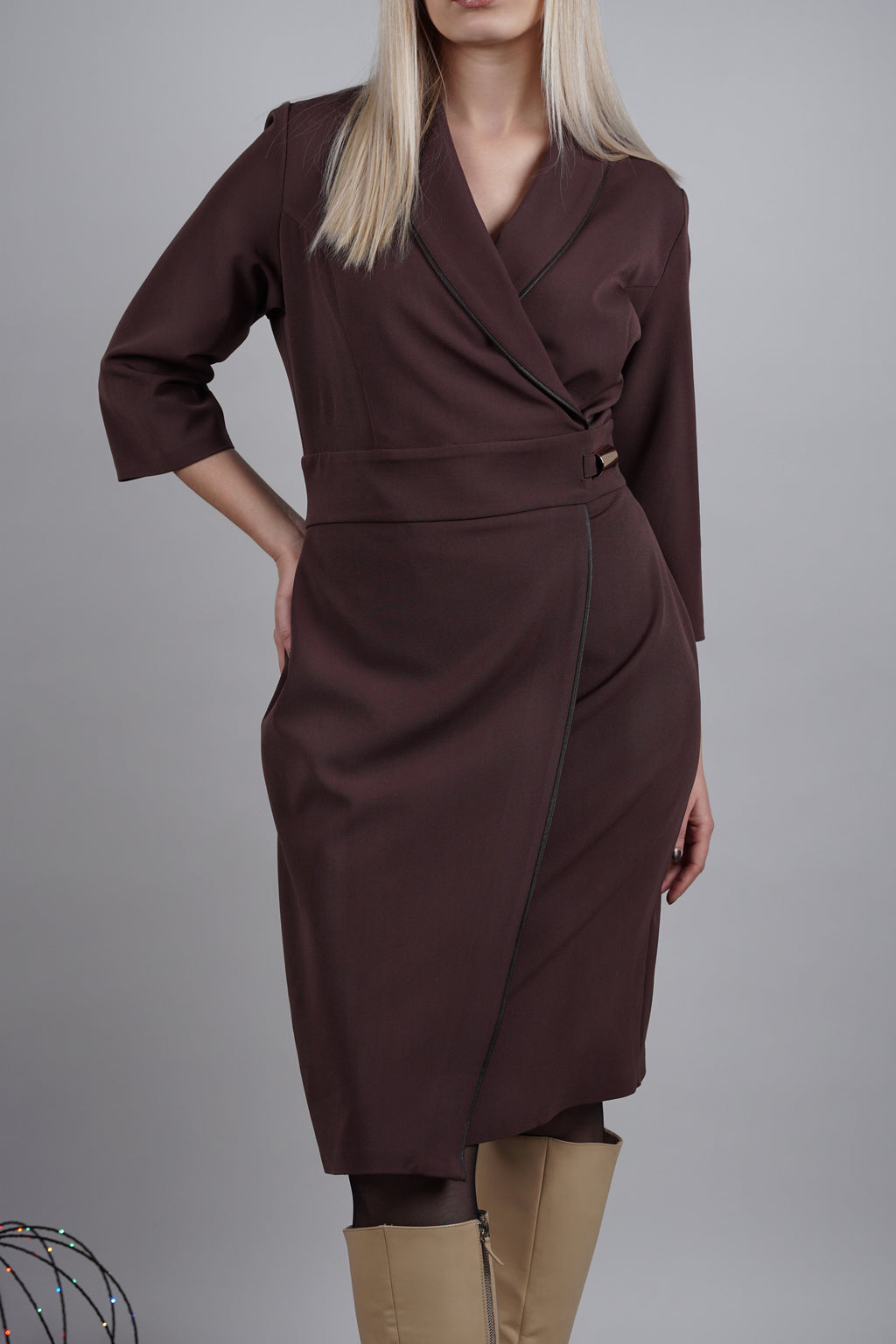 Haljina “Mocha Elegance” – sofisticirana espresso nijansa za svaki svečani trenutak