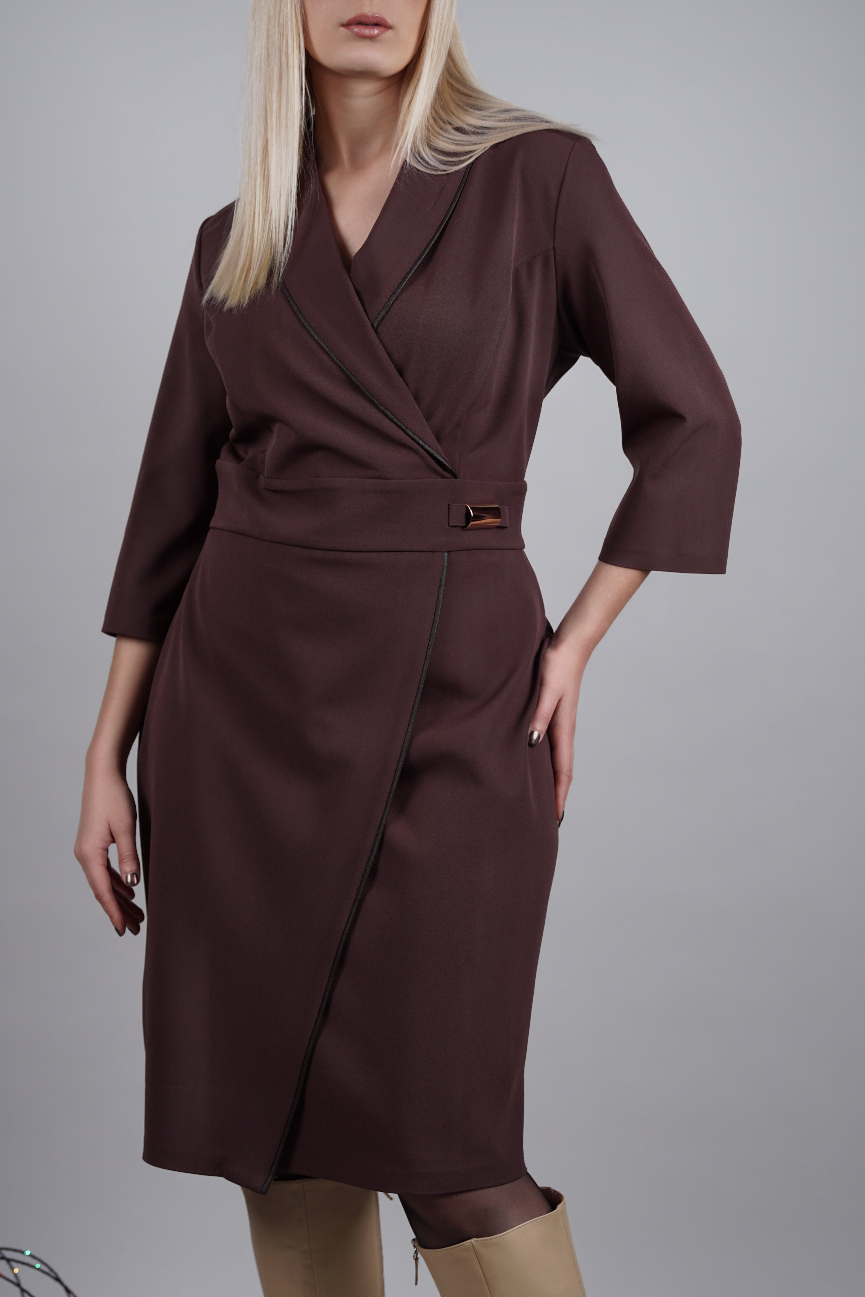 Haljina “Mocha Elegance” – sofisticirana espresso nijansa za svaki svečani trenutak