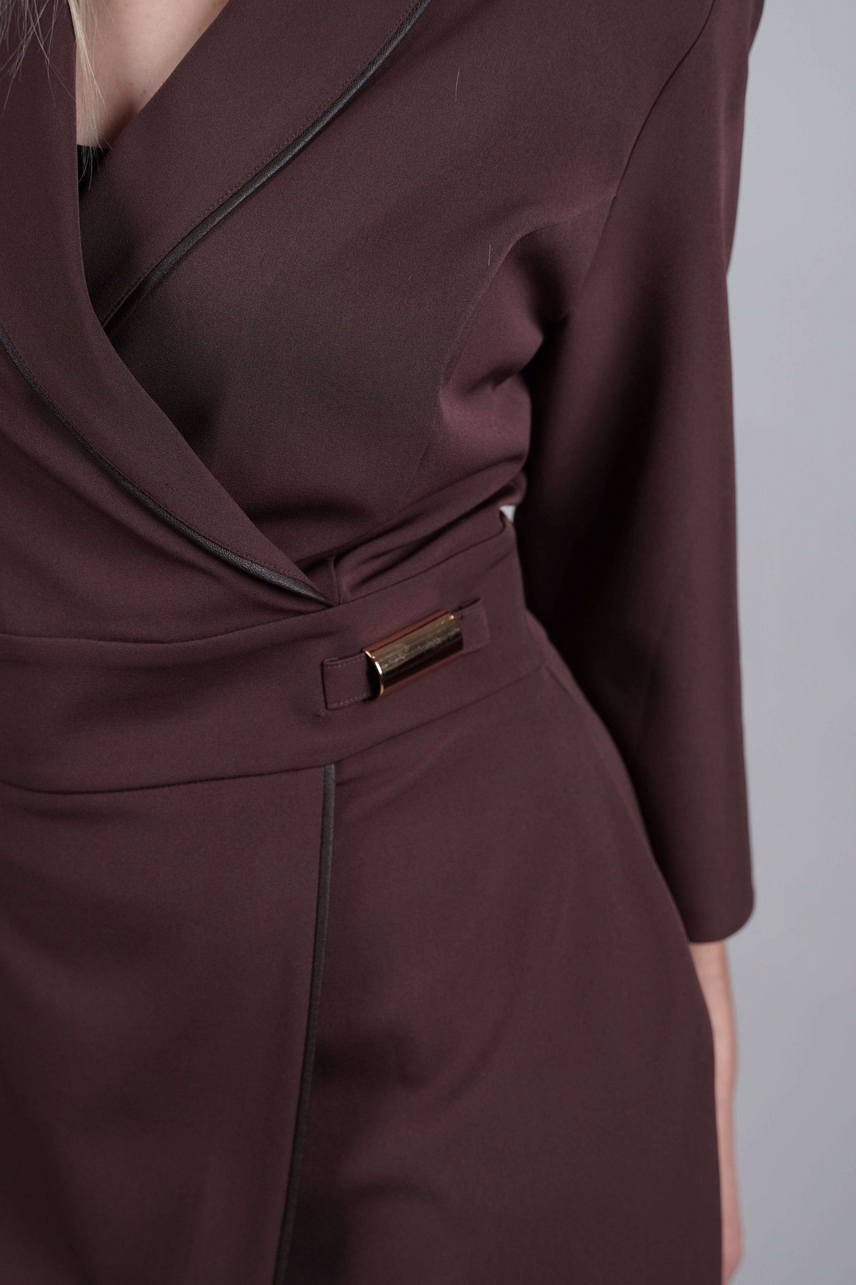 Haljina “Mocha Elegance” – sofisticirana espresso nijansa za svaki svečani trenutak