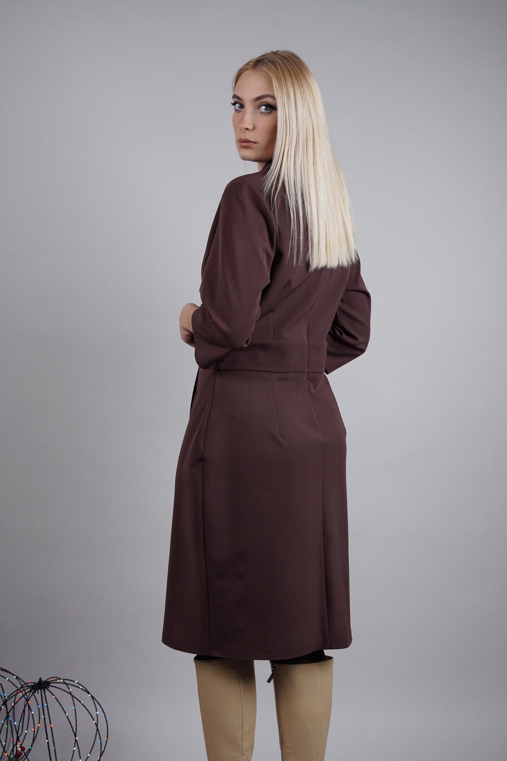 Haljina “Mocha Elegance” – sofisticirana espresso nijansa za svaki svečani trenutak