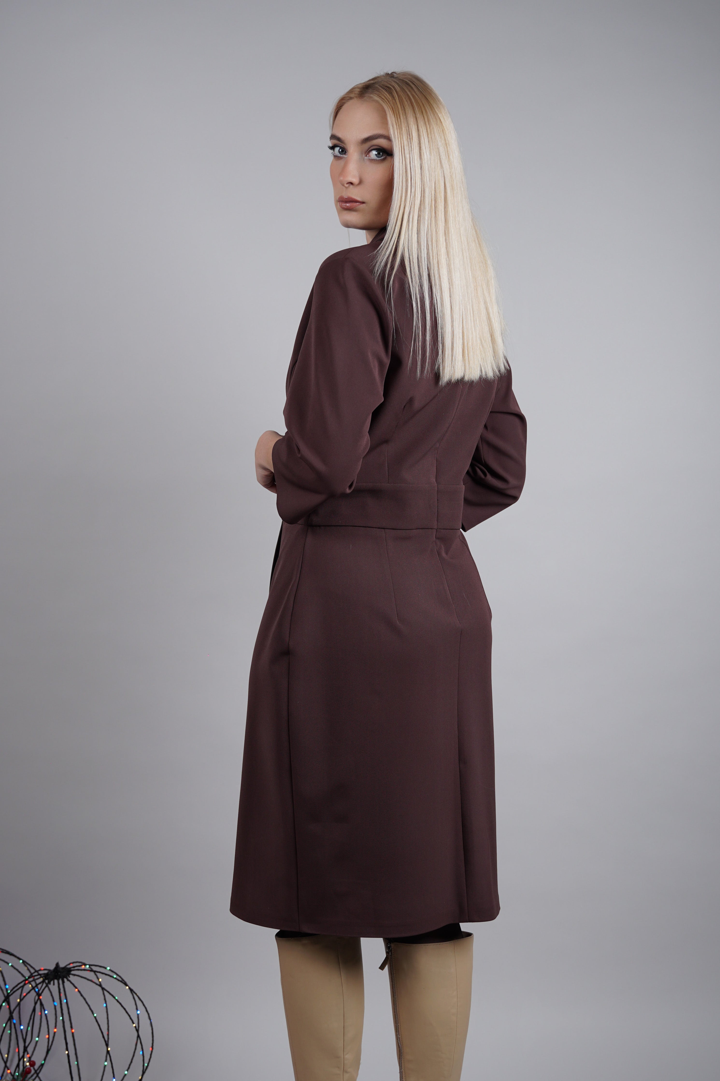 Haljina “Mocha Elegance” – sofisticirana espresso nijansa za svaki svečani trenutak