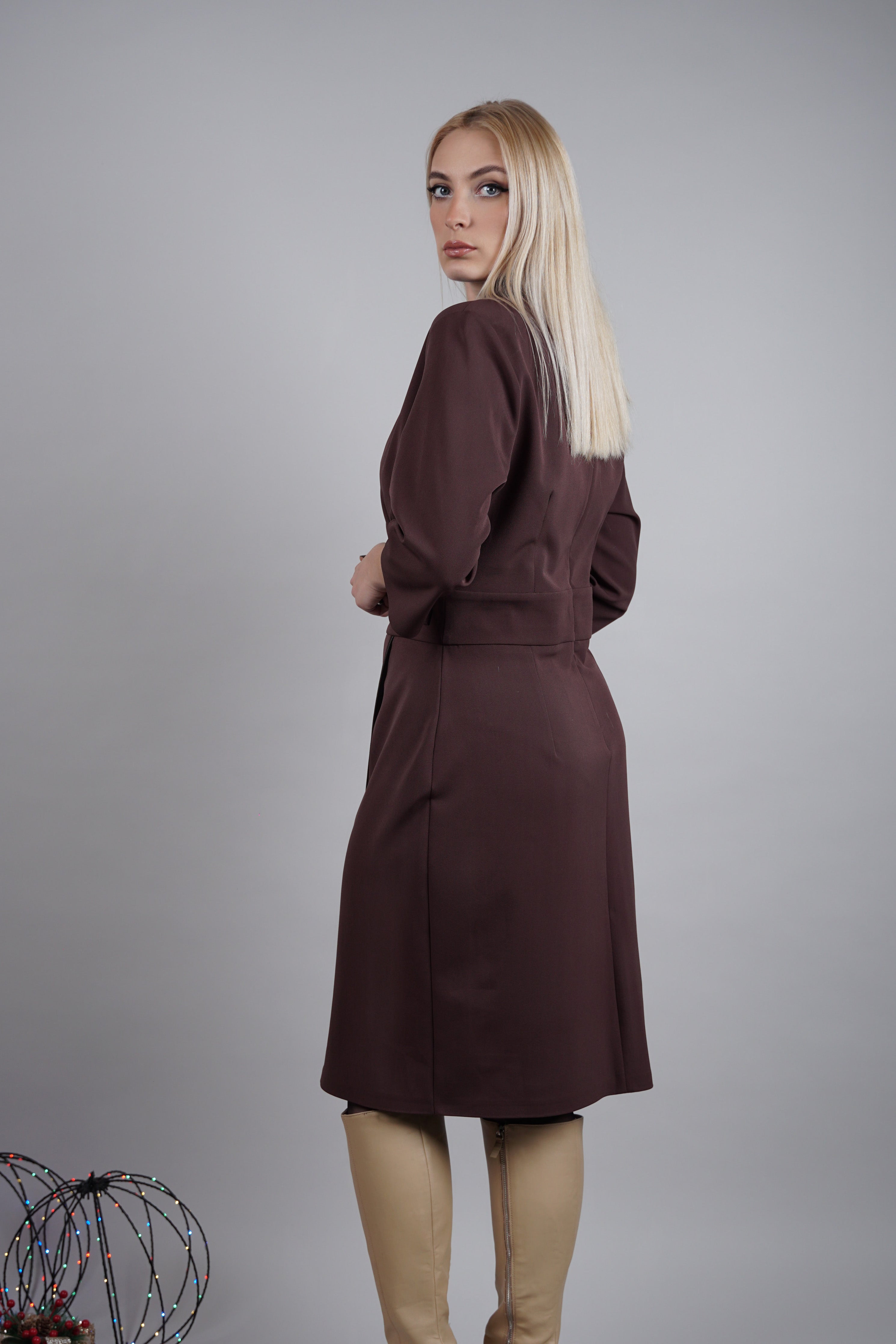 Haljina “Mocha Elegance” – sofisticirana espresso nijansa za svaki svečani trenutak