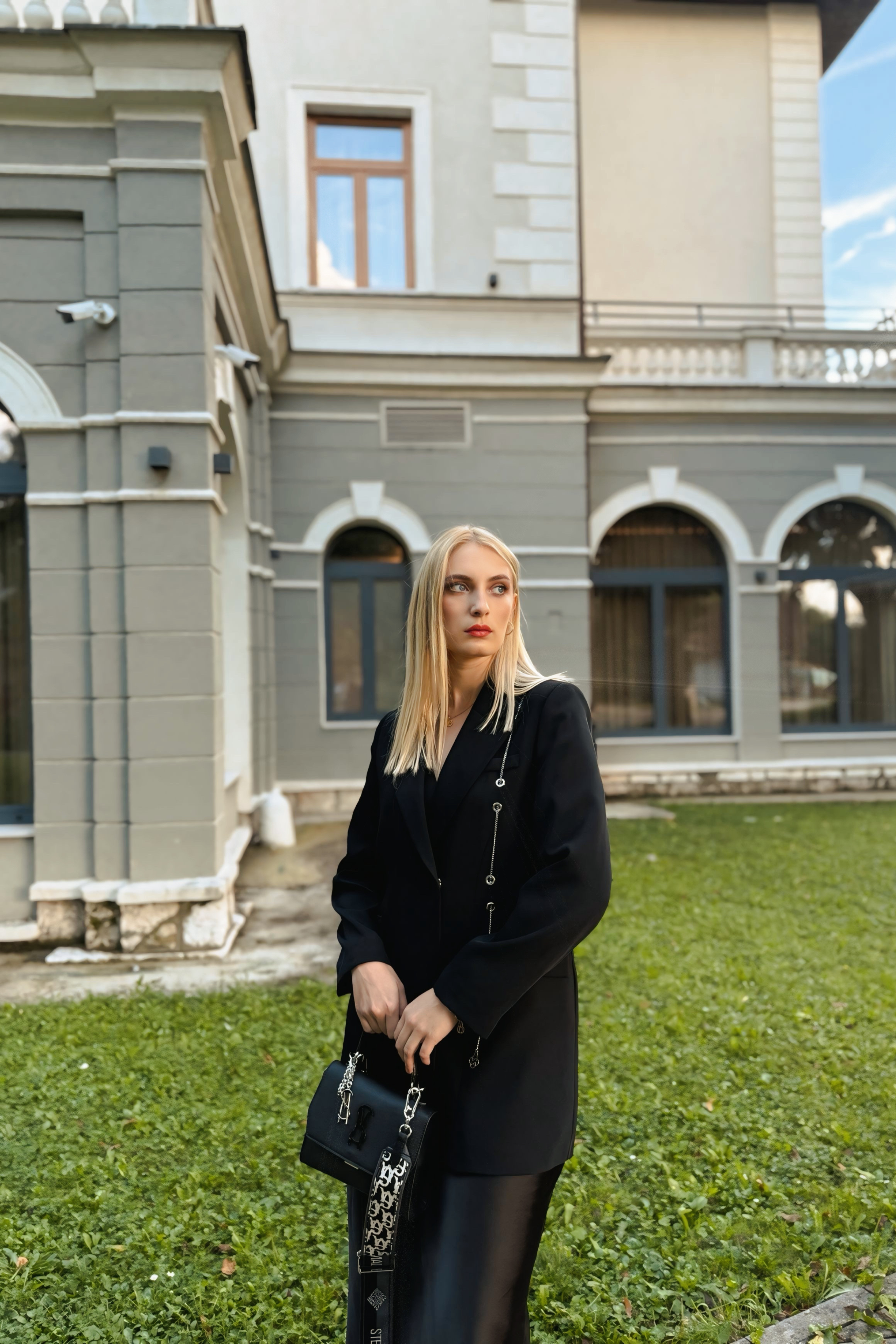 Blejzer – crni klasični kroj sa srebrnim akcentima