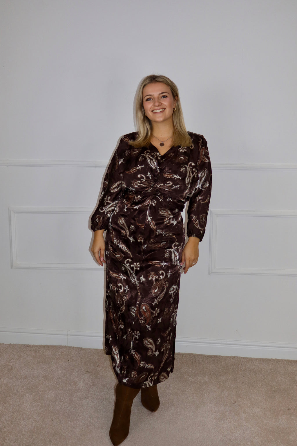 Leona haljina – topla elegancija u smeđim tonovima