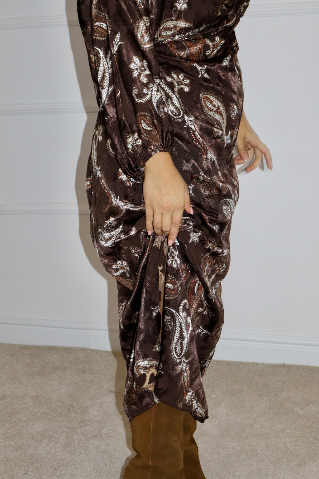 Leona haljina – topla elegancija u smeđim tonovima