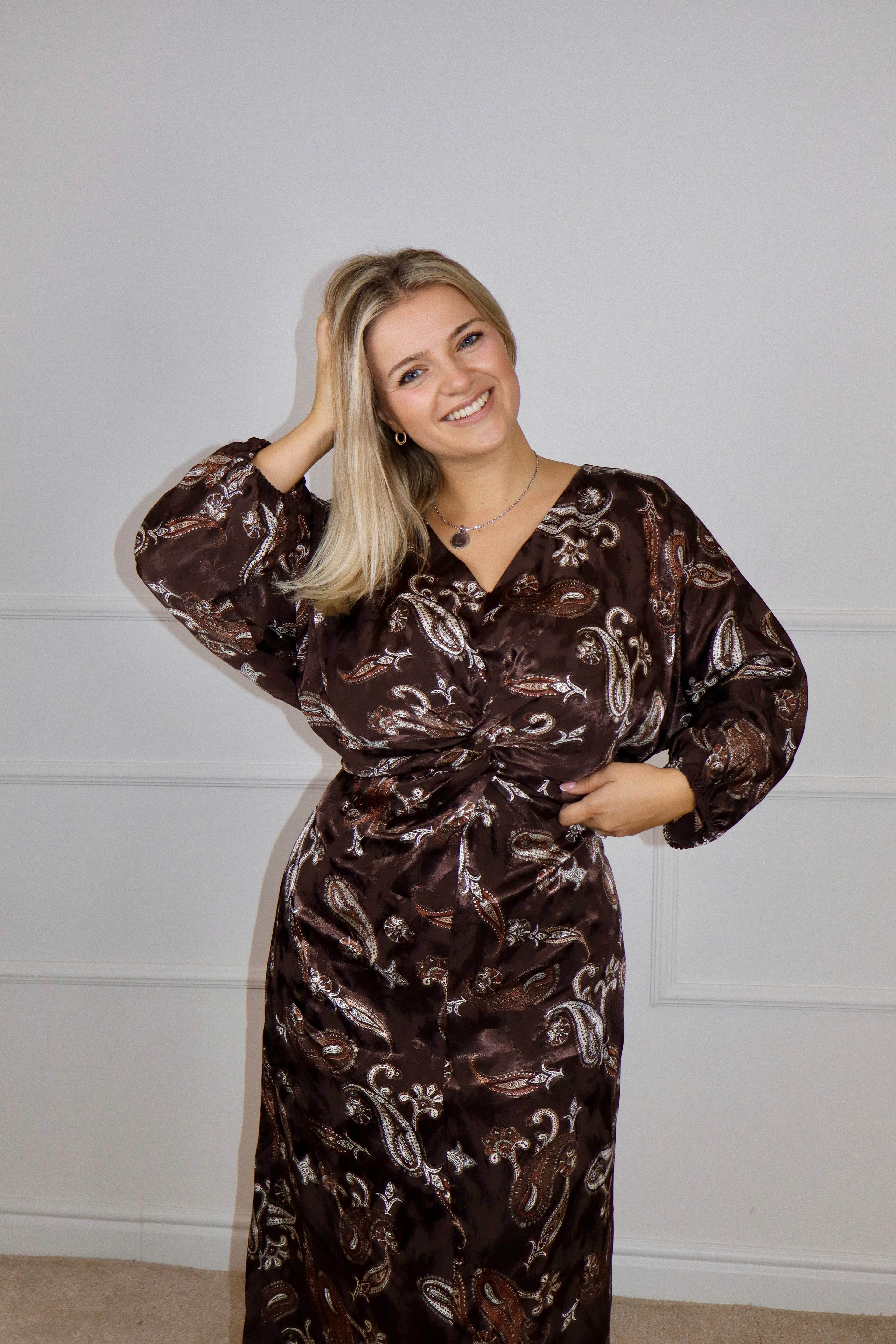 Leona haljina – topla elegancija u smeđim tonovima